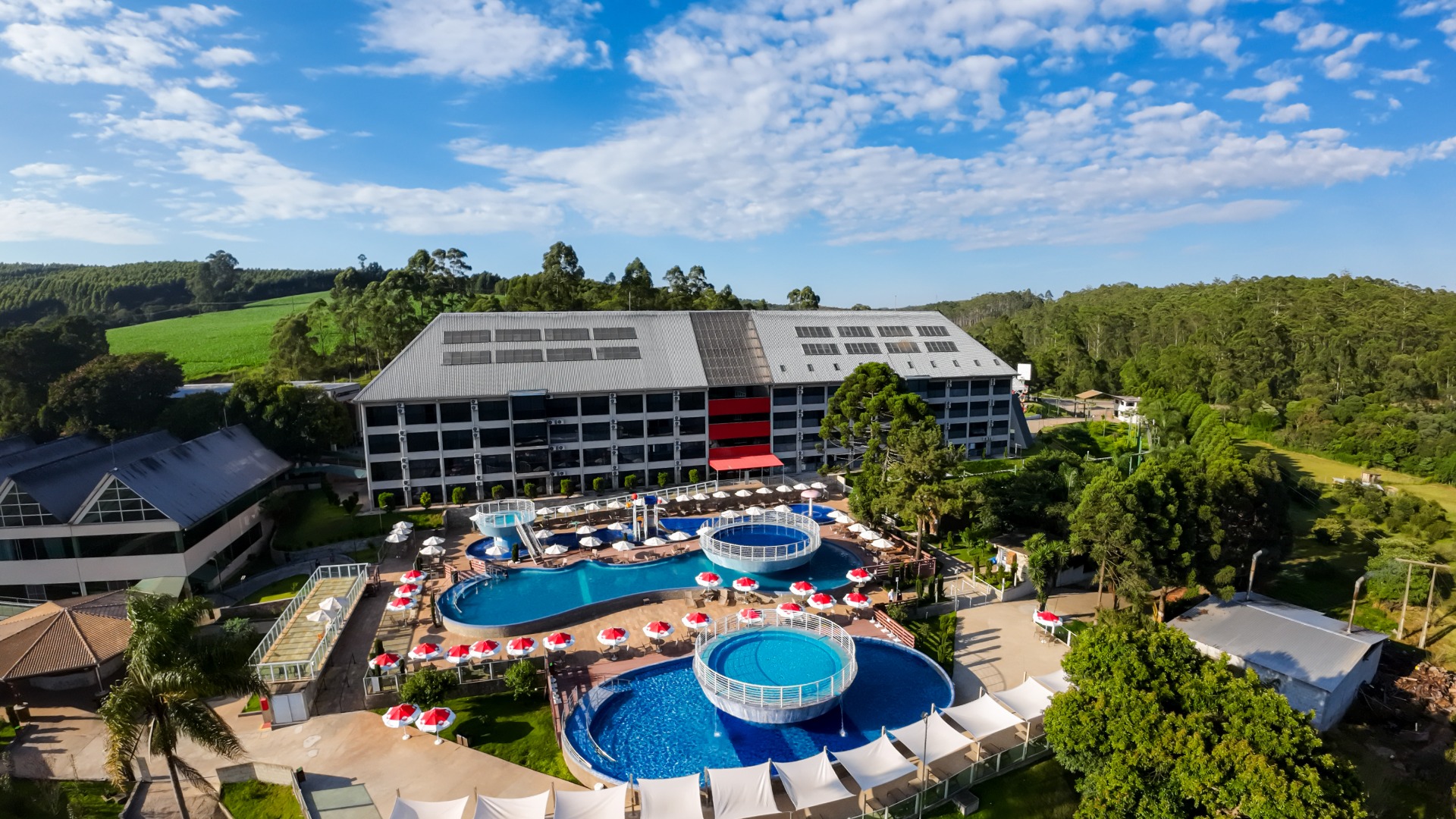 Vista aérea do Cassino Resort, com piscinas e áreas verdes