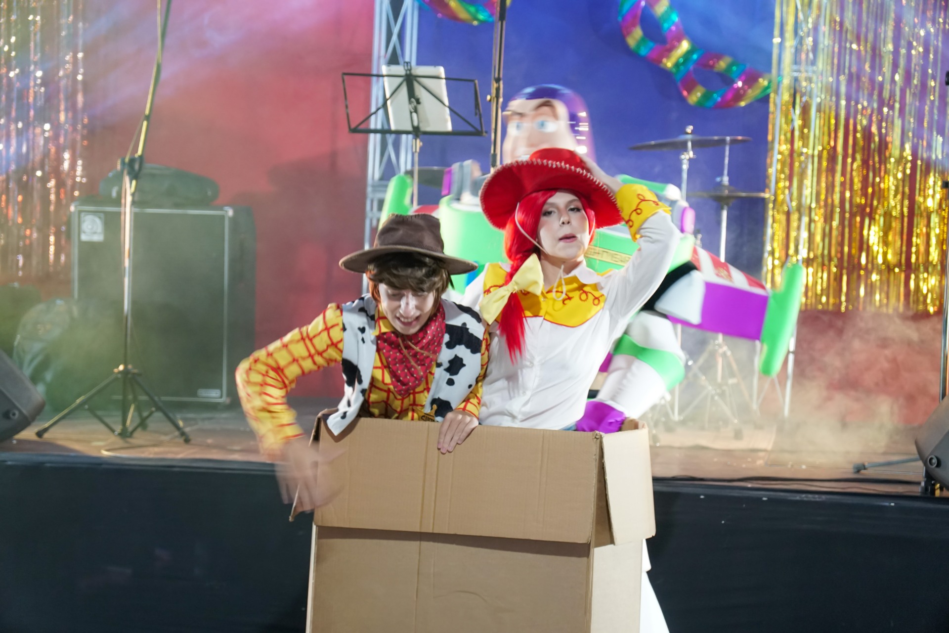 Espetáculo com personagens no palco do Cassino Resort