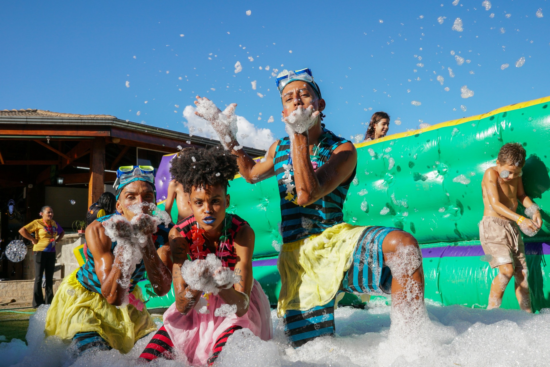 Crianças se divertindo em festa de espuma na piscina do Cassino Resort