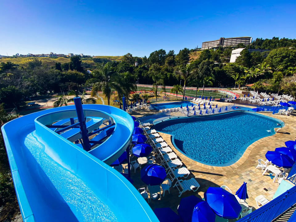 Toboágua e complexo de piscinas do Village Inn