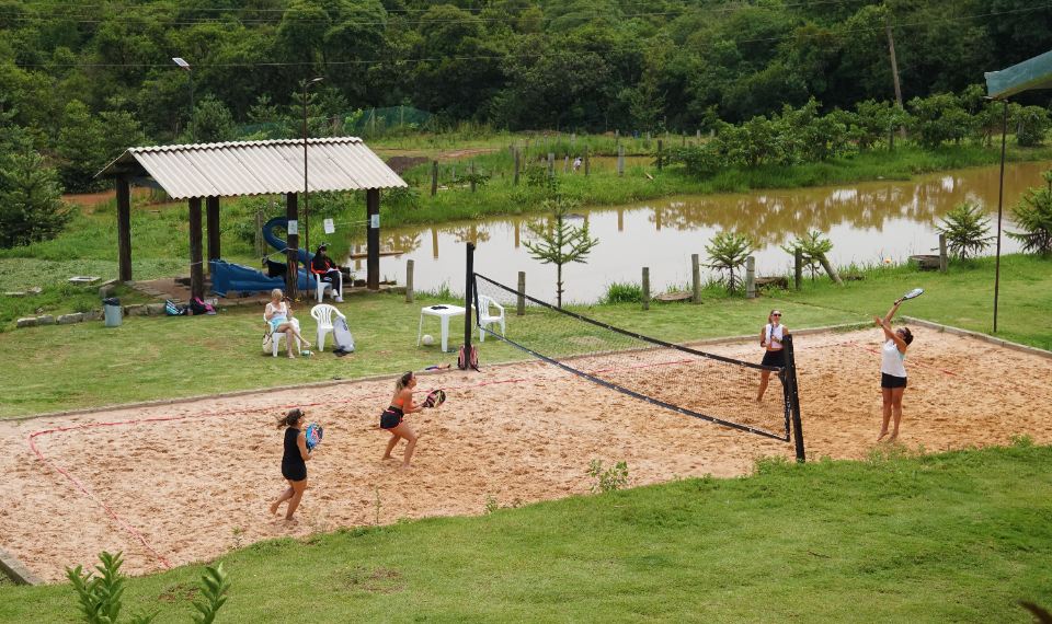 Hóspedes jogando beach tennis no Cassino Resort
