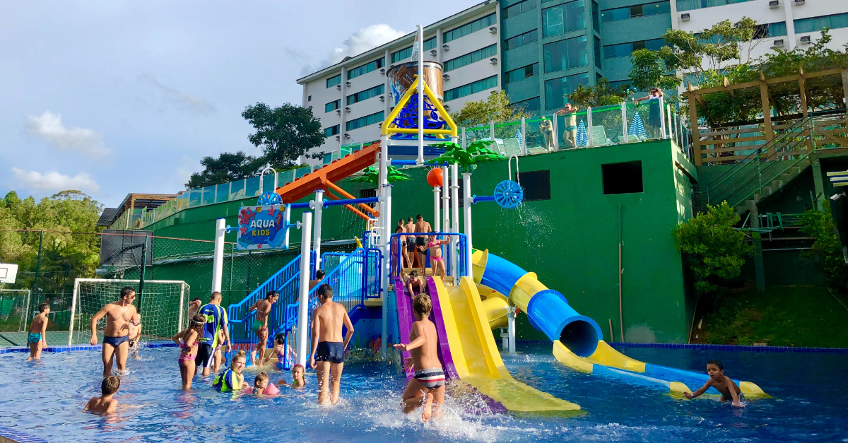 Crianças no brinquedo aquático com escorregadores do Thermas Resort